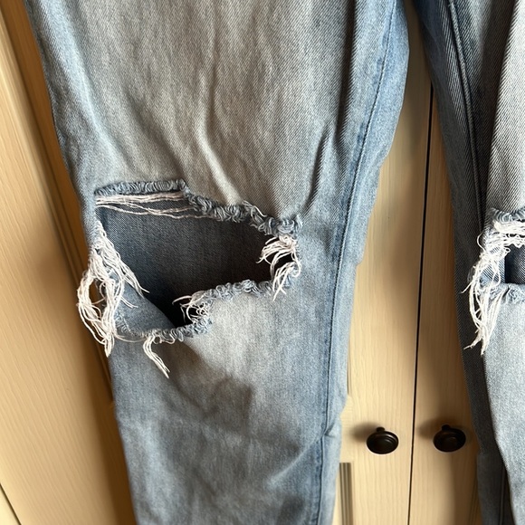 CELLO Light-Washed Distressed Raw Hem Jeans - Picture 3 of 7